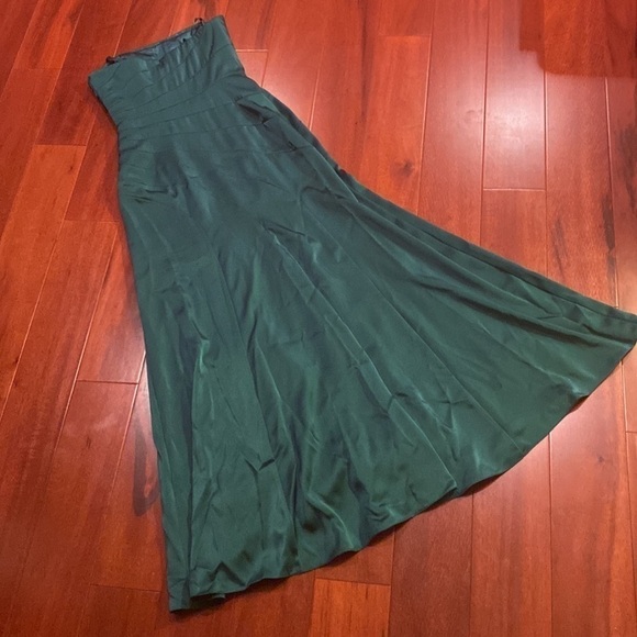 BCBG MAXAZRIA Emerald Green flare hemmed formal gown - Picture 5 of 6
